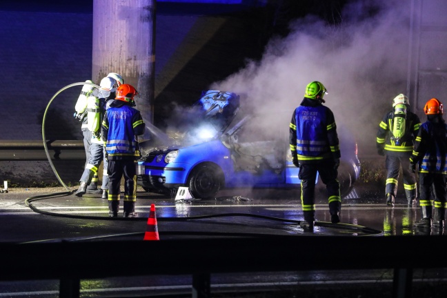 PKW auf Welser Autobahn bei Marchtrenk in Flammen aufgegangen
