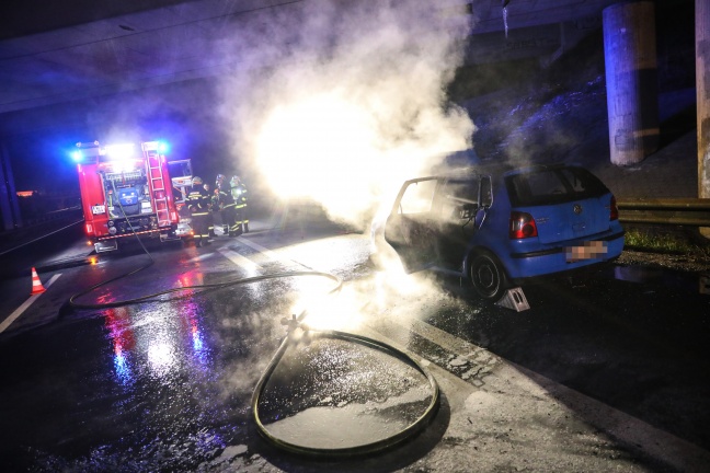 PKW auf Welser Autobahn bei Marchtrenk in Flammen aufgegangen