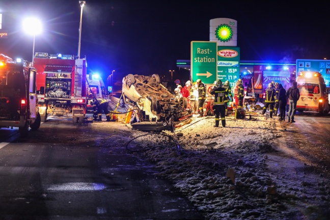 Schwerer Verkehrsunfall mit zwei eingeklemmten Insassen auf Westautobahn bei Laakirchen