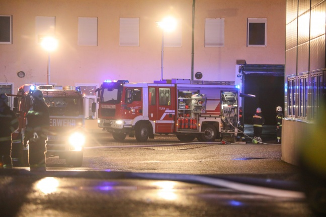 Sieben Feuerwehren bei Brand in einem Gewerbekomplex in Sierning im Einsatz