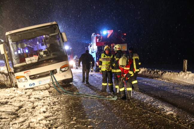 Feuerwehren durch Schneechaos in Oberösterreich im Dauereinsatz