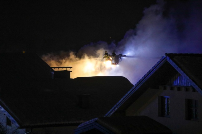 Großeinsatz der Feuerwehr bei Wohnhausbrand in Altmünster