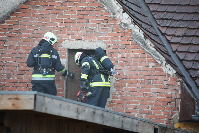 Feuerwehr bei Kleinbrand in der Küche eines Hauses in Wels-Pernau