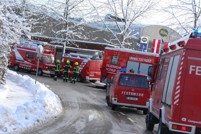 Gefahrstoffeinsatz bei Brand in einem Unternehmen in Laakirchen