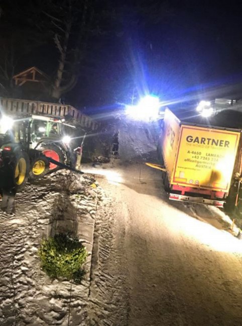 Foto: LKW-Bergung bei Kremsmünster - Sattelzug steckte in Ortschaft fest | Foto: laumat.at/Leserfoto LKW-Bergung bei Kremsmünster - Sattelzug steckte in Ortschaft fest