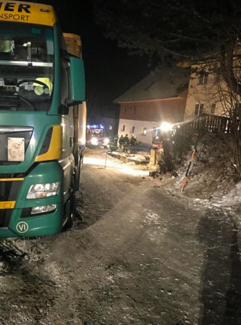 Foto: LKW-Bergung bei Kremsmünster - Sattelzug steckte in Ortschaft fest | Foto: laumat.at/Leserfoto LKW-Bergung bei Kremsmünster - Sattelzug steckte in Ortschaft fest