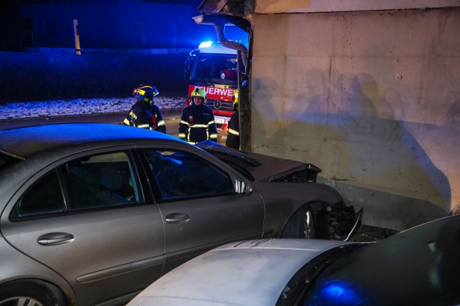 Foto: Auto kracht bei Verkehrsunfall in Stadl-Paura gegen Hauseck | Foto: laumat.at/Matthias Lauber Auto kracht bei Verkehrsunfall in Stadl-Paura gegen Hauseck