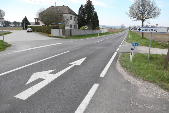 Mopedlenkerin bei Kollision mit PKW auf Eferdinger Straße in Alkoven schwer verletzt