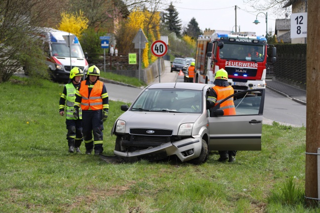 Gas- und Bremspedal verwechselt: Auto mit drei Insassen kam auf Bahnstrecke in Alkoven zum Stillstand