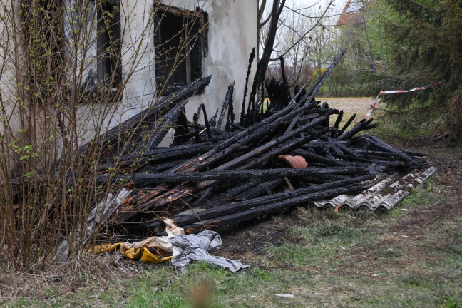 Feuer nach Brandstiftung in St. Marien auf Lagergebäude übergegriffen