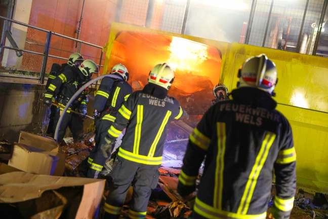 Ein Verletzter bei Containerbrand in Wels-Schafwiesen