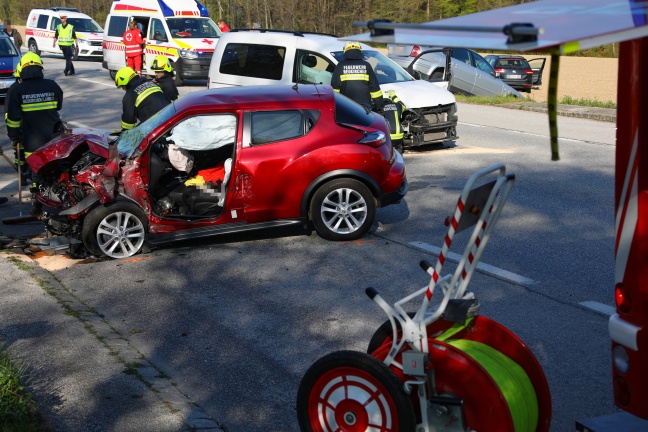 Sechs Verletzte bei Kollision mit fünf beteiligten Autos in Neukirchen bei Lambach