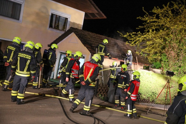 Foto: Vier Feuerwehren bei Brand einer Garage in Ansfelden im Einsatz | Foto: laumat.at/Matthias Lauber Vier Feuerwehren bei Brand einer Garage in Ansfelden im Einsatz