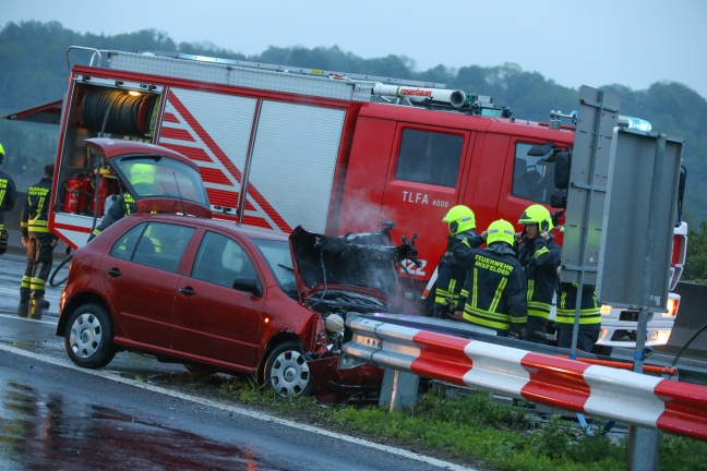 Foto: Auto nach Unfall auf Westautobahn bei Ansfelden in Flammen aufgegangen | Foto: laumat.at/Matthias Lauber Auto nach Unfall auf Westautobahn bei Ansfelden in Flammen aufgegangen