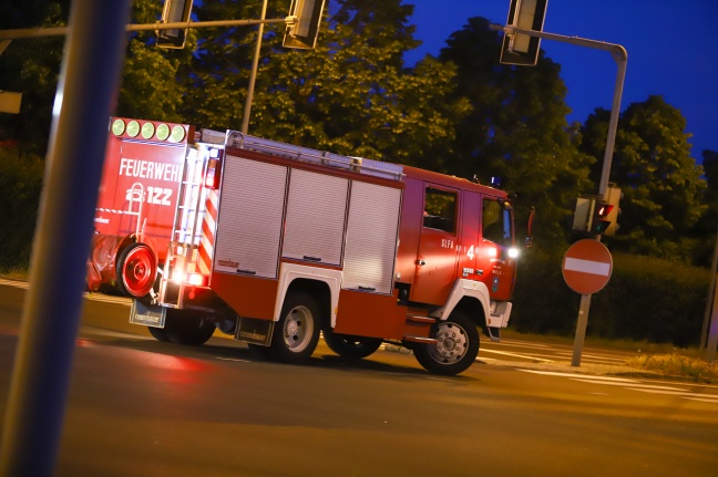 Foto: Defekter PKW sorgt für Feuerwehreinsatz in Wels-Neustadt | Foto: laumat.at/Matthias Lauber Defekter PKW sorgt für Feuerwehreinsatz in Wels-Neustadt
