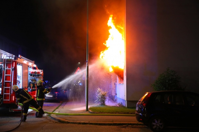 Foto: Vollbrand einer Wohnung in Wels-Neustadt fordert einen Schwerverletzten | Foto: laumat.at/Matthias Lauber Vollbrand einer Wohnung in Wels-Neustadt fordert einen Schwerverletzten