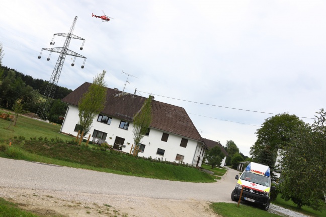 Foto: Notarzthubschrauber nach Arbeitsunfall auf Hochspannungsmast in Edt bei Lambach im Einsatz | Foto: laumat.at/Matthias Lauber Notarzthubschrauber nach Arbeitsunfall auf Hochspannungsmast in Edt bei Lambach im Einsatz