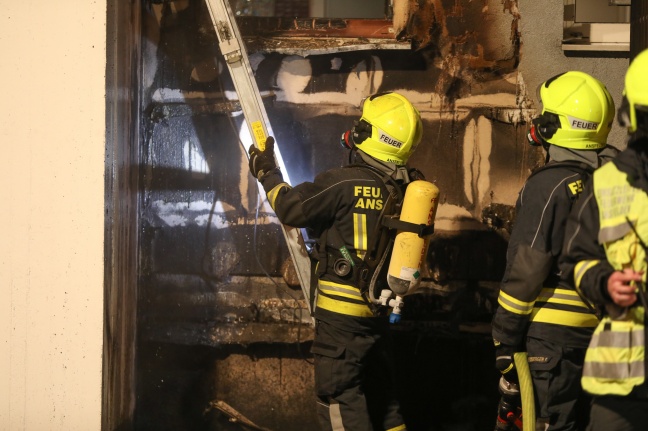 Foto: Vier Feuerwehren bei Brand bei einem Mehrfamilienhaus in Ansfelden im Einsatz | Foto: laumat.at/Matthias Lauber Vier Feuerwehren bei Brand bei einem Mehrfamilienhaus in Ansfelden im Einsatz