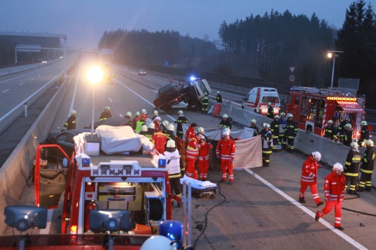Schwerer Verkehrsunfall mit eingeklemmter Person auf Westautobahn in Sattledt