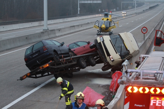 Schwerer Verkehrsunfall mit eingeklemmter Person auf Westautobahn in Sattledt