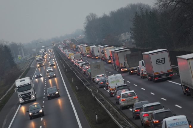 Foto: 22 Kilometer Stau nach Unfall zwischen Kleintransporter und LKW auf Westautobahn bei Ansfelden | Foto: laumat.at/Matthias Lauber 22 Kilometer Stau nach Unfall zwischen Kleintransporter und LKW auf Westautobahn bei Ansfelden