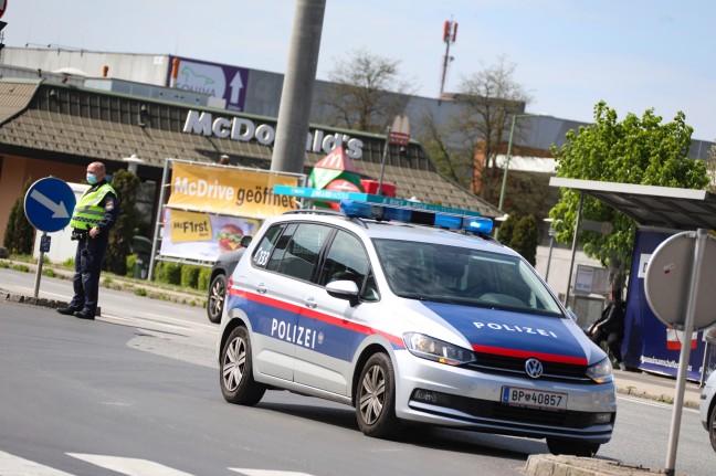 Ansturm auf Drive-In in Wels-Schafwiesen sorgt für Verkehrschaos und größeren Polizeieinsatz