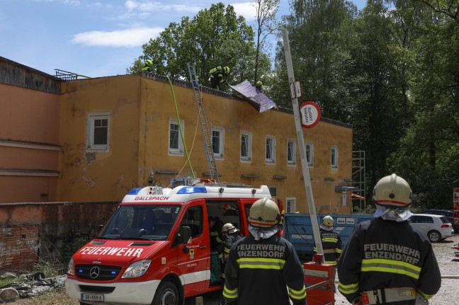 Brand im Dachbereich eines Gebäudes in Gallspach nach Flämmarbeiten