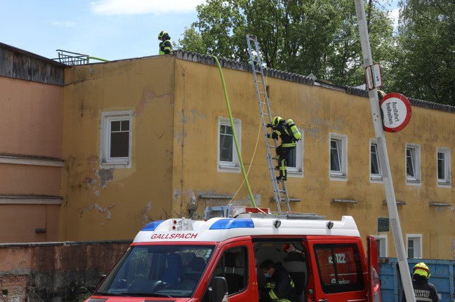 Brand im Dachbereich eines Gebäudes in Gallspach nach Flämmarbeiten
