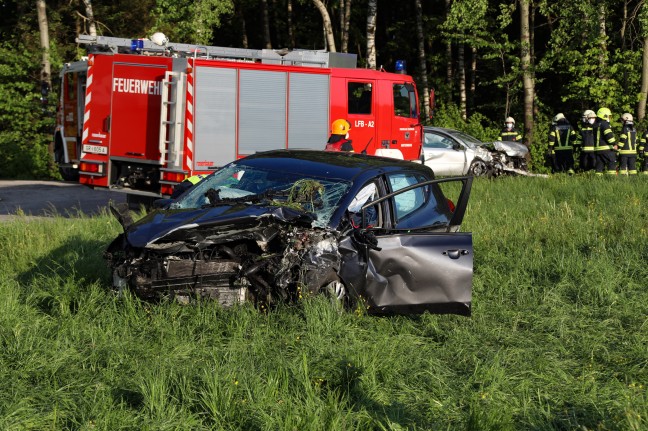 Crash zwischen zwei Autos und Linienbus bei Neukirchen am Walde fordert zwei Schwerverletzte