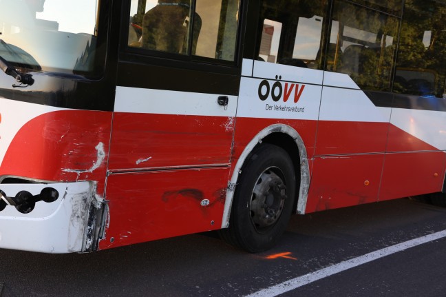 Crash zwischen zwei Autos und Linienbus bei Neukirchen am Walde fordert zwei Schwerverletzte