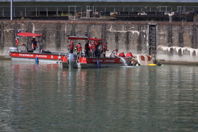Personenrettung: Motorboot auf Donau im Schleusenbereich bei Aschach an der Donau gekentert