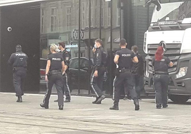 Foto: Mordversuch: Brand in einem Hotel in Linz-Innere Stadt offenbar gelegt um Komplizen zu ermorden | Foto: laumat.at/Leserfoto Mordversuch: Brand in einem Hotel in Linz-Innere Stadt offenbar gelegt um Komplizen zu ermorden
