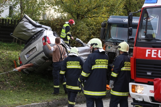 Ein Schwerverletzter bei Verkehrsunfall mit eingeklemmter Person in Schlierbach