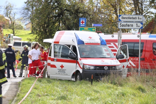 Ein Schwerverletzter bei Verkehrsunfall mit eingeklemmter Person in Schlierbach
