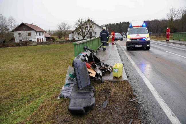 Auto bei Kollision mit Brückengeländer bei Neukirchen an der Enknach in zwei Teile zerrissen