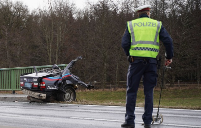 Auto bei Kollision mit Brückengeländer bei Neukirchen an der Enknach in zwei Teile zerrissen