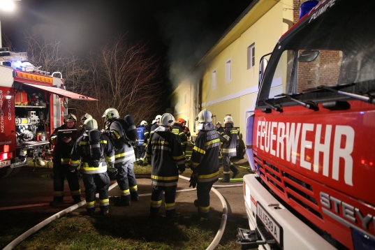 Fünf Feuerwehren bei Brand eines Wohngebäudes in Pucking im Einsatz