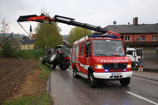 Umgestürzter Traktor auf der Fallsbacher Straße in Pichl bei Wels