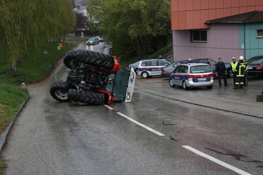Umgestürzter Traktor auf der Fallsbacher Straße in Pichl bei Wels