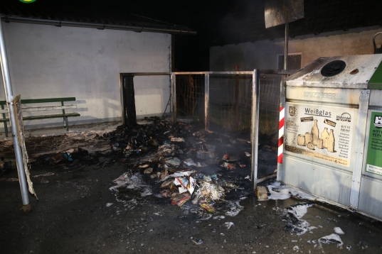 Mehrere Container einer Müllsammelstelle in Wels-Lichtenegg in Flammen aufgegangen
