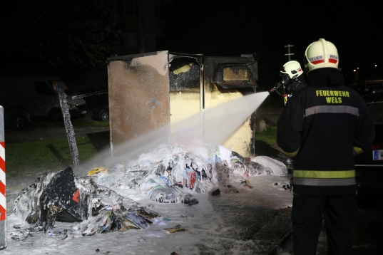 Nächtlicher Brand einer Müllsammelstelle in Wels-Vogelweide