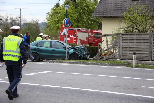 Unfallfahrzeuge landen bei Crash in Taufkirchen an der Trattnach in einem Garten