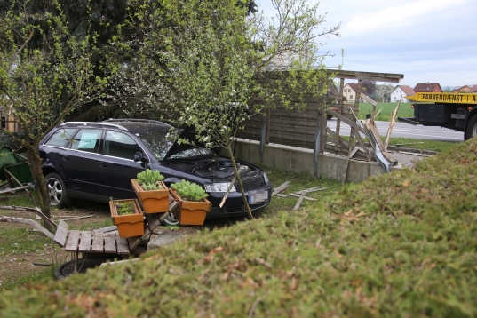 Unfallfahrzeuge landen bei Crash in Taufkirchen an der Trattnach in einem Garten