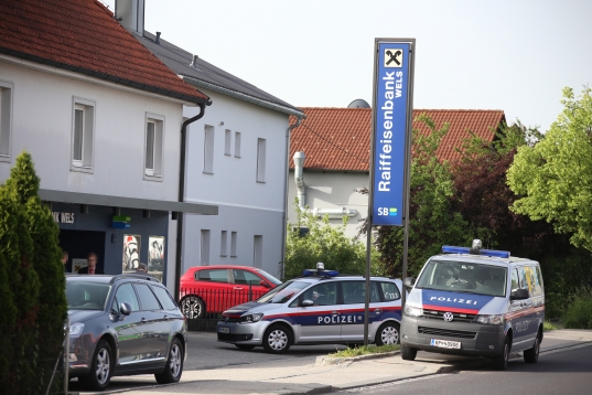 Bewaffneter Raubüberfall auf Raiffeisenbank in Wels-Pernau