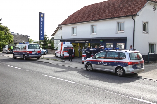 Bewaffneter Raubüberfall auf Raiffeisenbank in Wels-Pernau