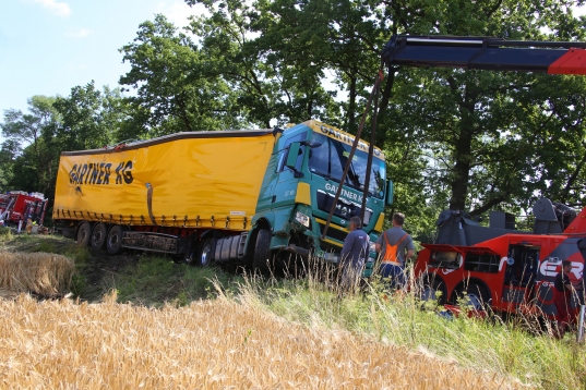 Vollbeladener LKW in ein Getreidefeld in Edt bei Lambach gekippt
