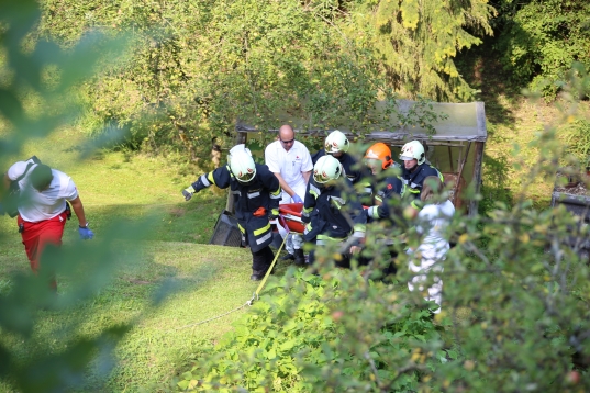 Beim Rasenmähen in Thalheim bei Wels steilen Hang hinunter gestürzt