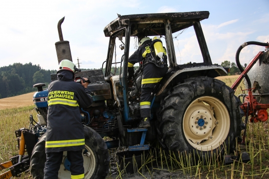 Feuerwehren bei Brand eines Traktors in Holzhausen im Einsatz