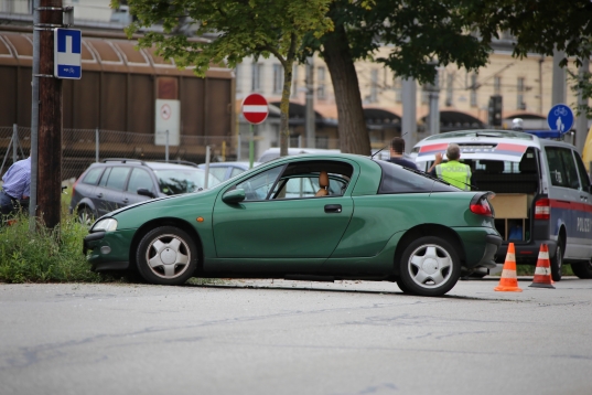 PKW bei Verkehrsunfall in Wels-Neustadt gegen Straßenbeleuchtungsmasten gekracht