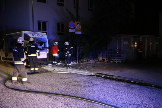 Kleintransporter durch Brand zweier Papiercontainern in Wels-Neustadt beschädigt